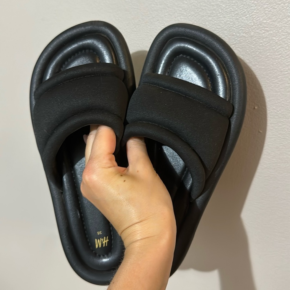H&M puff sliders